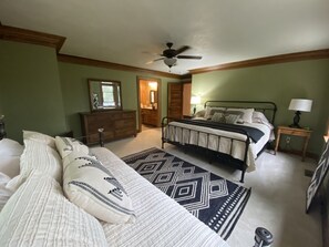 5 habitaciones, escritorio y tabla de planchar con plancha 