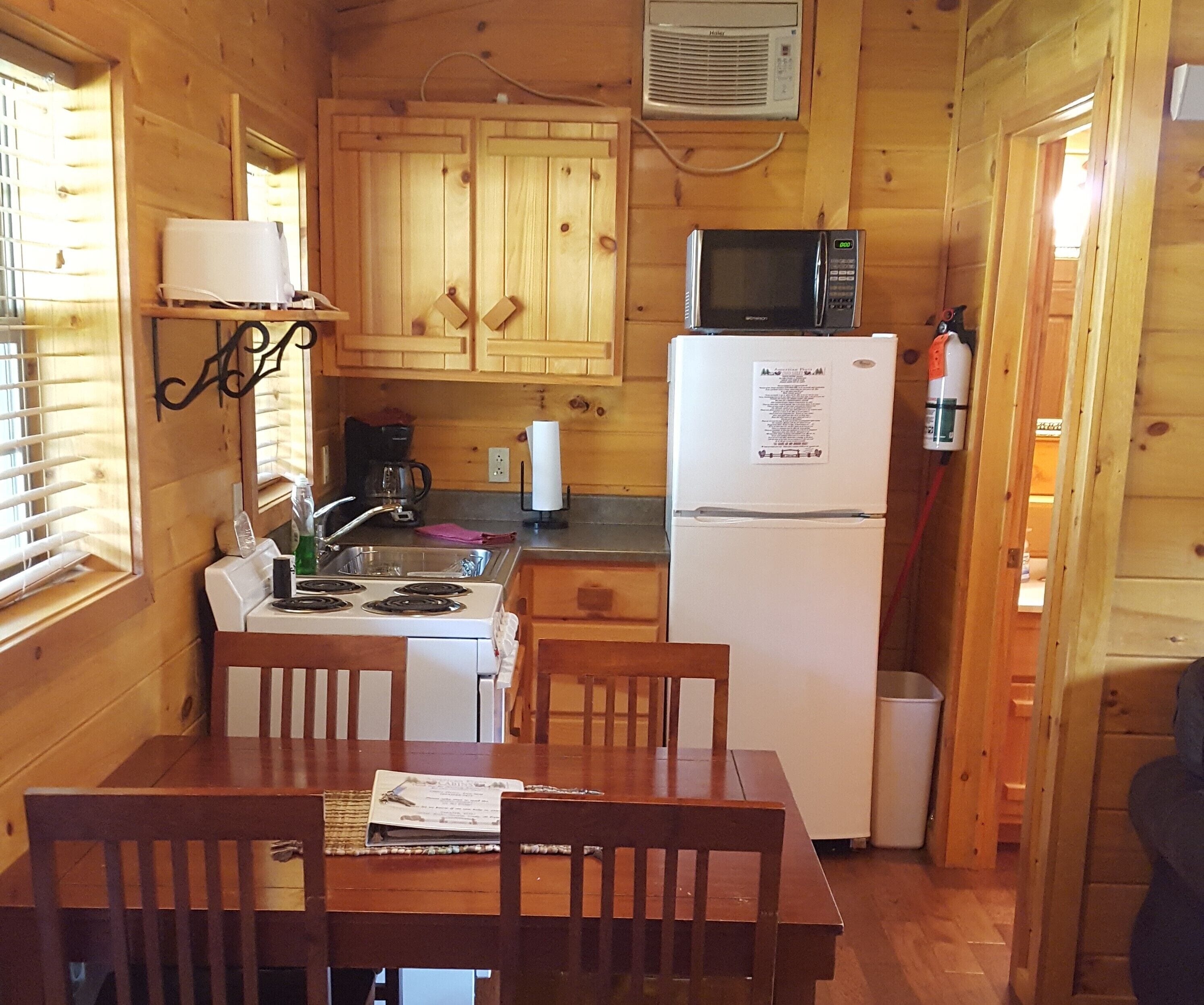 冷蔵庫、電子レンジ、オーブン、コンロ