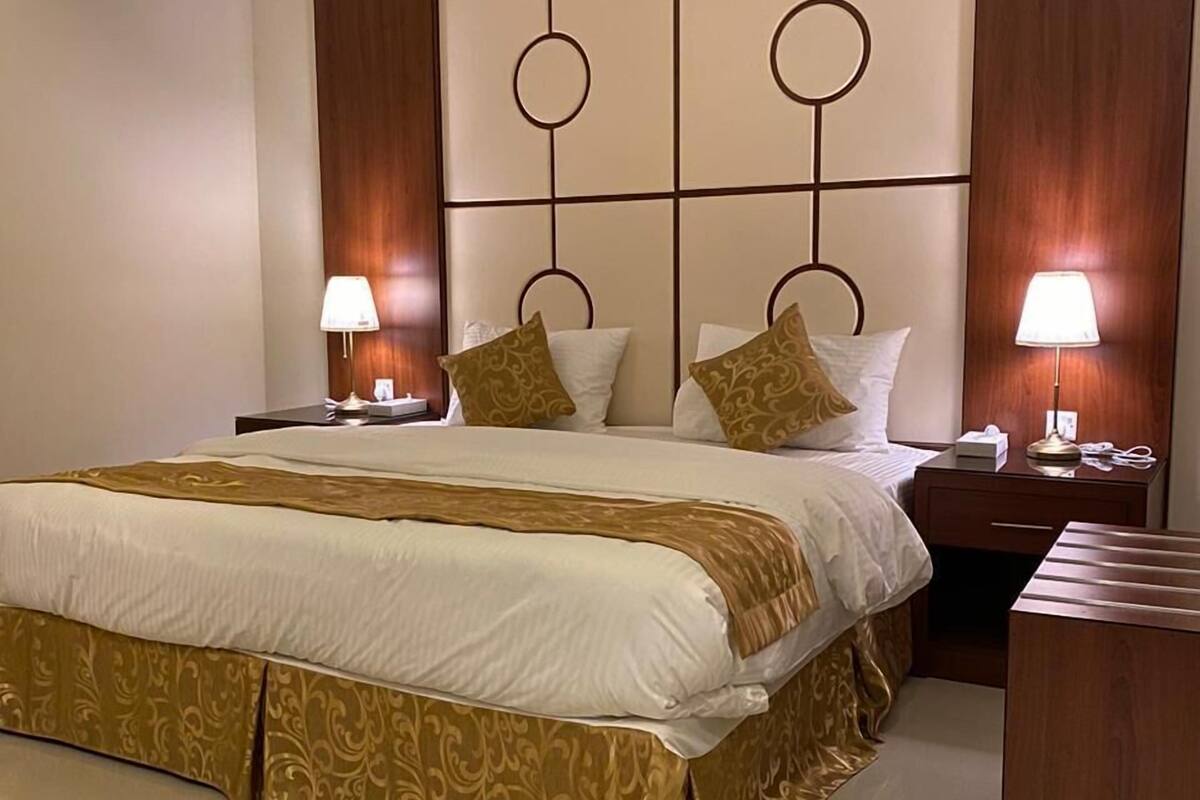 Suite 1Bedroom | 1 多间卧室、熨斗/熨板、免费折叠床/加床、免费 WiFi