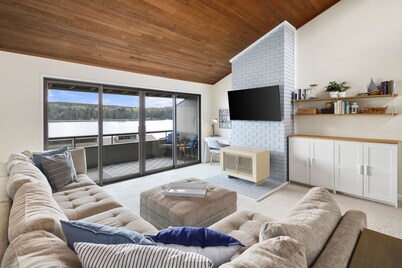 3BR 3BA Condo - Steps away from Beach, Pool and Dining!