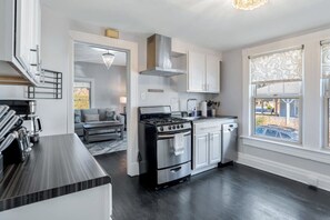 Kylskåp, mikrovågsugn, ugn och spishäll