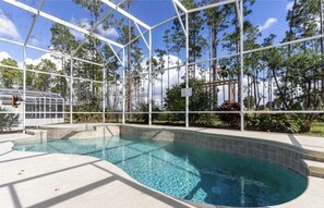 Alberca al aire libre y alberca climatizada