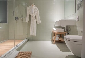 Studiosuite – signature | Bad | Dusj, dusjhode med hydromassaje, designertoalettartikler og hårføner