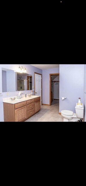 Bathtub, jetted bath, towels