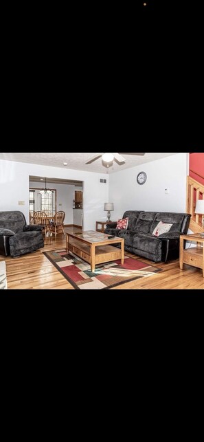 TV, ping pong - Heavenly Hideaway for the entire family - Entire residential home near poconos! (Albrightsville)