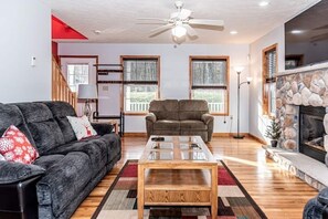 TV, ping pong - Heavenly Hideaway for the entire family - Entire residential home near poconos! (Albrightsville)