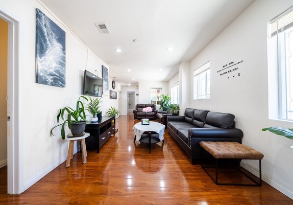 Smart TV - 7 Bedrooms *May House* Gated Close to Chinatown (Monterey Park)