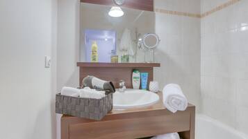 SĂšche-cheveux, serviettes fournies, savon