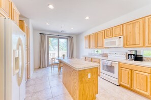 Fridge, microwave, oven, stovetop - Luxury Getaway in Peoria (Peoria)