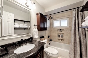 Combined shower/bathtub, hair dryer, towels, soap - Updated home in safe, quiet neighborhood with lots of amenities! (San Diego)