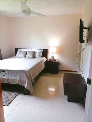 2 chambres, fer et planche à repasser, Wi-Fi, draps fournis