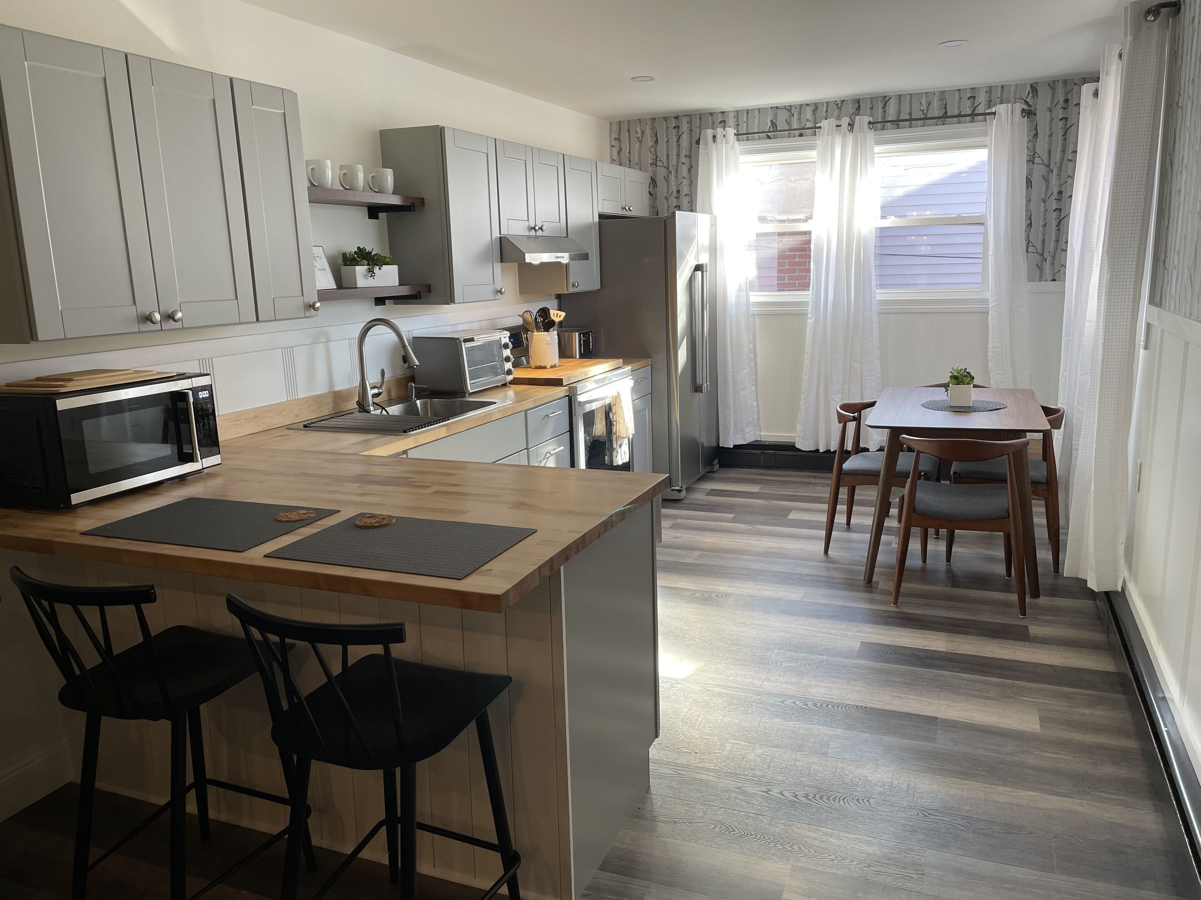 Coffee/tea maker, fridge, microwave, oven
