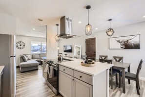 Interior - Insta-worthy 12 min to DT 6Bd 2.5Bt Modern Home (Denver)