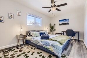 6 bedrooms, desk, iron/ironing board, travel crib - Insta-worthy 12 min to DT 6Bd 2.5Bt Modern Home (Denver)