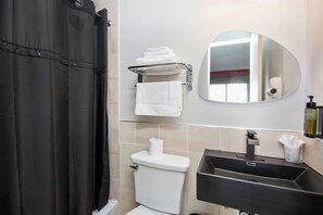 Camera Basic, 1 letto king | Bagno | Set di cortesia gratuito, asciugacapelli, asciugamani, sapone