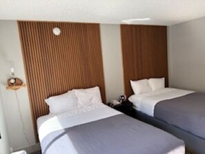 ベーシック ルーム ダブルベッド 2 台 | デスク、ノートパソコン用作業スペース、遮光カーテン、アイロン / アイロン台