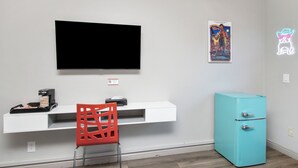 En 32-tommers Flatskjerm-TV med kabel-kanaler samt TV