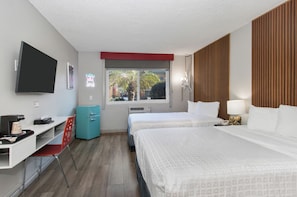 Habitación básica, 2 camas matrimoniales | Escritorio, espacio para trabajar con laptop y cortinas blackout