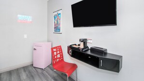 En 32-tommers Flatskjerm-TV med kabel-kanaler samt TV
