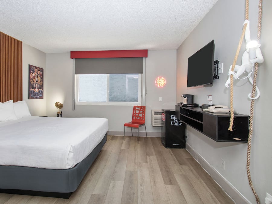 Habitació bàsica, 1 llit de matrimoni gran | Escriptori, espai de treball apte per a portàtils i cortines opaques