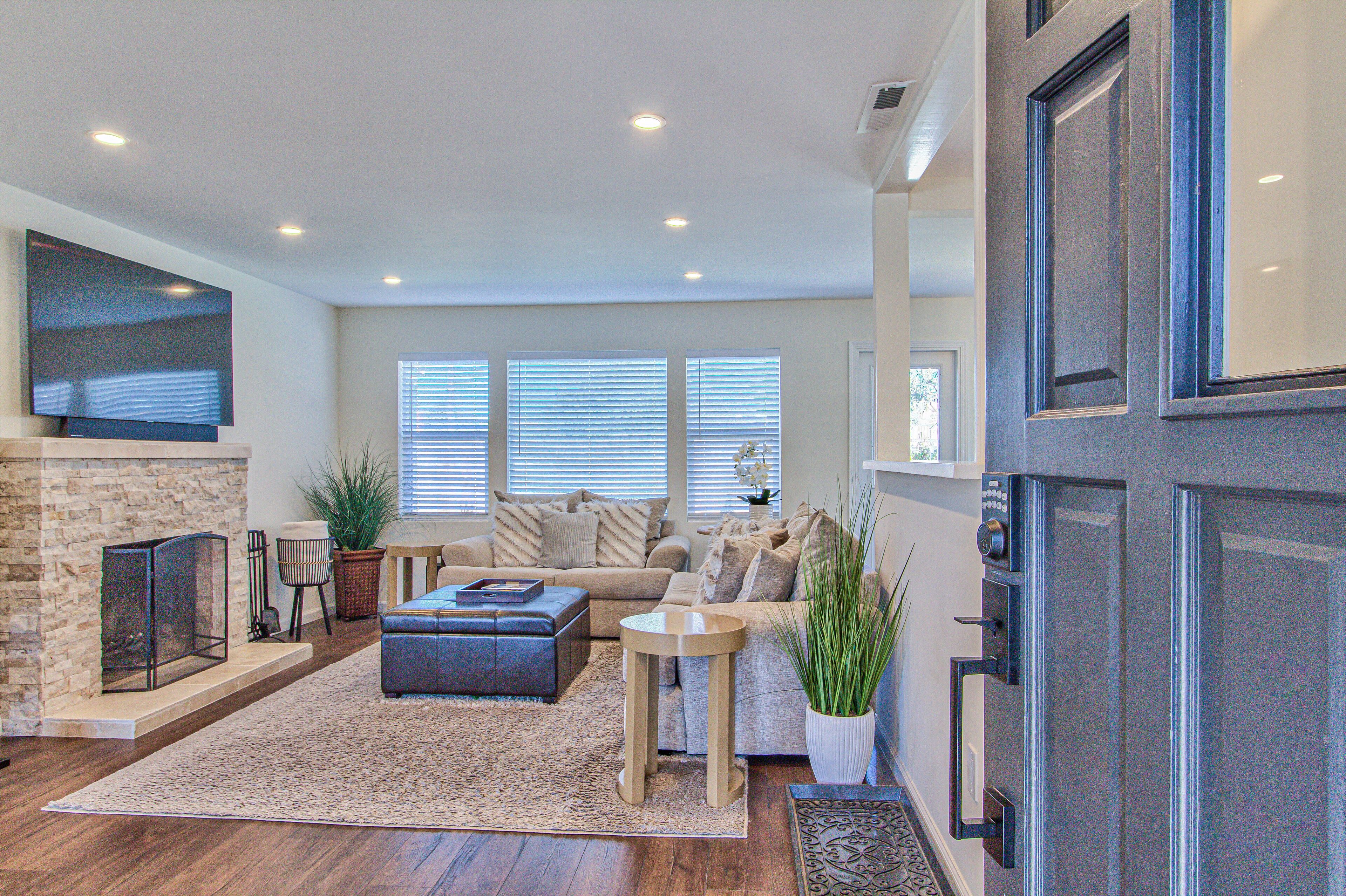 TV connectée, cheminée, chaîne hi-fi