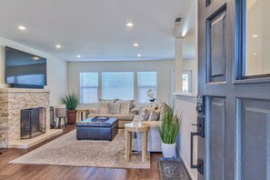 Smart TV, fireplace, stereo