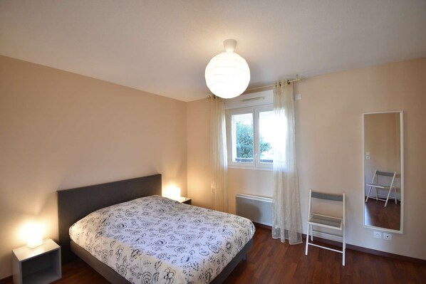 1 soverom og strykejern/-brett