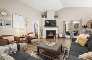 Smart-TV, peis og bøker