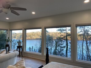 4 habitaciones, escritorio y tabla de planchar con plancha 