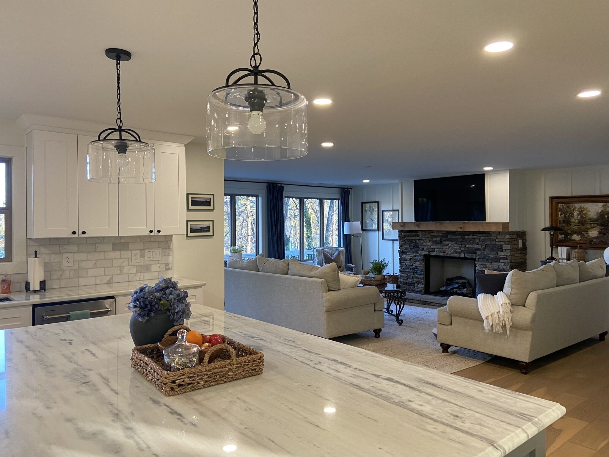 Smart-TV, Kamin, Videospiele, Bücher