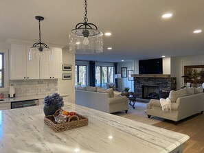 Smart TV, chimenea, videojuegos y libros 