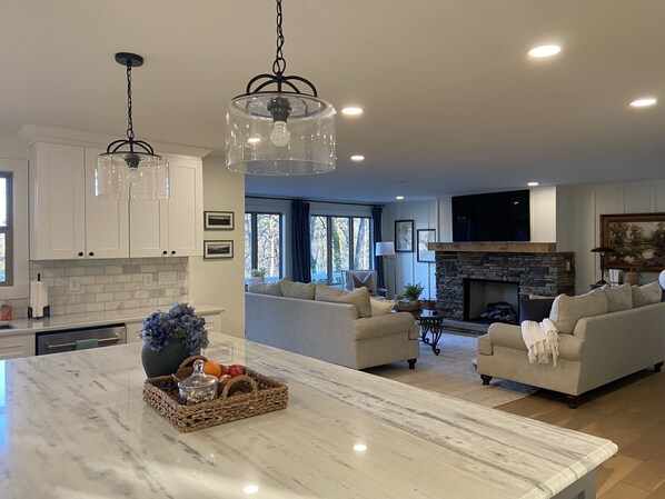 Smart TV, chimenea, videojuegos y libros 