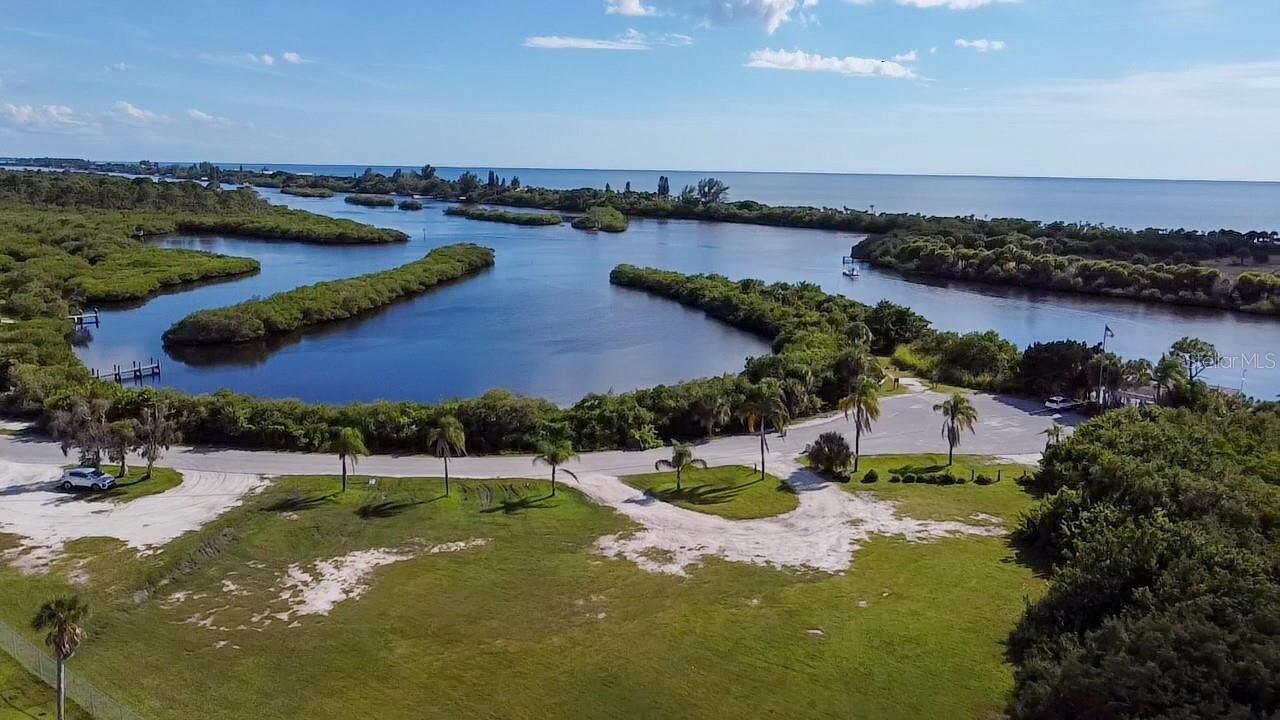 VIEWS, HUGE TIKI AREA, POOL, HOT TUB, KAYAKS, BIKES - SUN, FUN, RELAX!