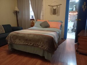 3 bedrooms, iron/ironing board, free WiFi, bed sheets - CUTE, CLEAN, AND COZY HOUSE (Hidalgo del Parral)