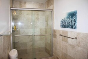Douche, sèche-cheveux
