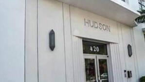 En byggnad med namnet ”HUDSON” och numret ”420” på dörren.