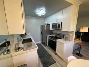 Kylskåp, mikrovågsugn, ugn och spishäll