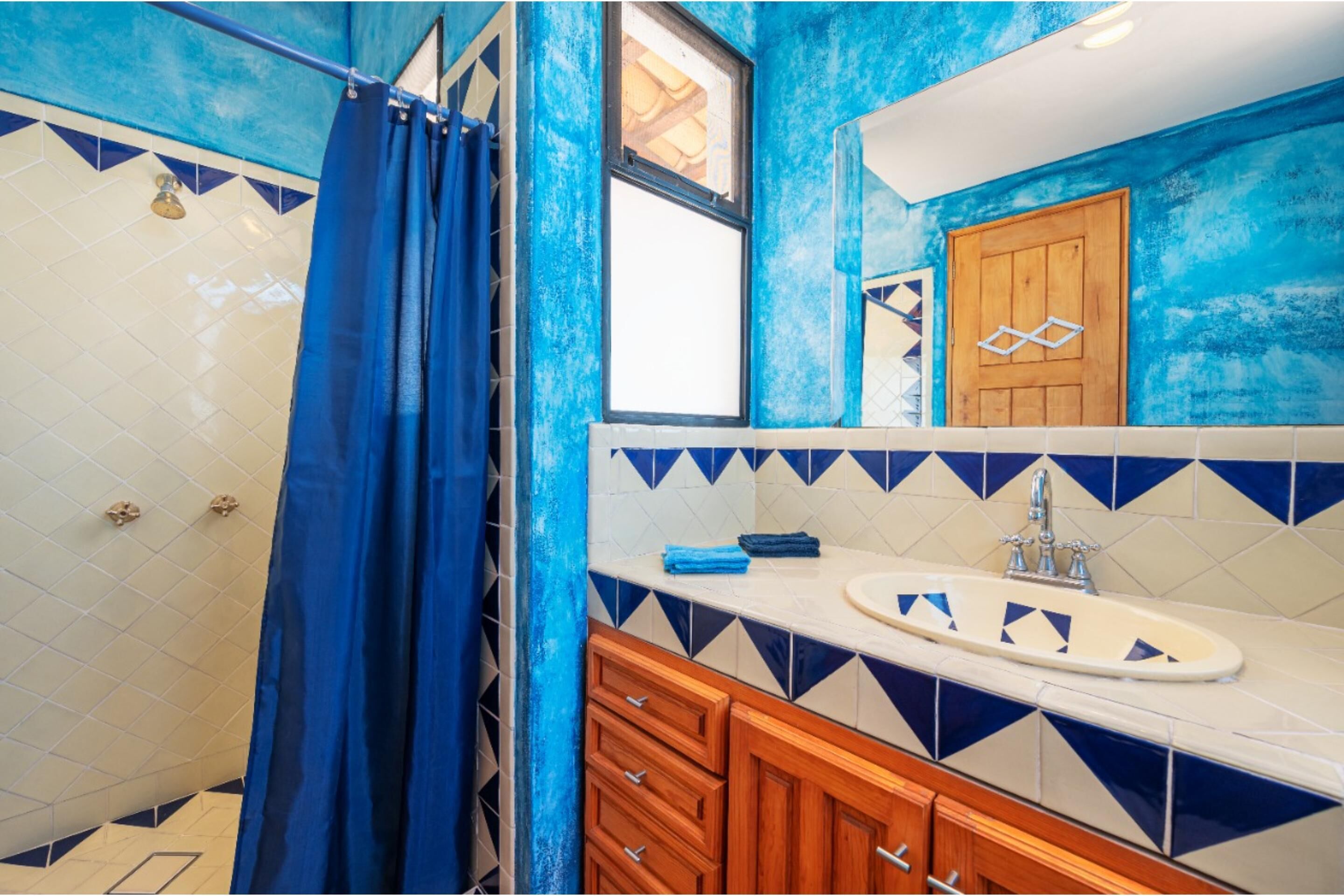 Habitación estándar, varias camas | Baño | Regadera, amenidades de baño gratuitas, toallas, jabón 