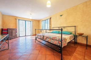 Quarto superior, 1 cama King | Wi-Fi de cortesia