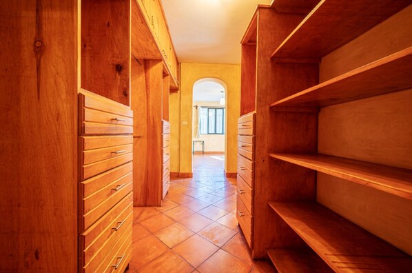 Quarto superior, 1 cama King | Wi-Fi de cortesia