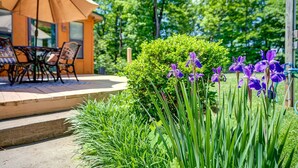A patio area with outdoor furniture, a table, and chairs under a large umbrella. - ✶Appalachian Mt Cabin, Mt Views, 3BR 3BA, Fiber Wifi, Family, Hiking, Waterfalls (Unicoi)