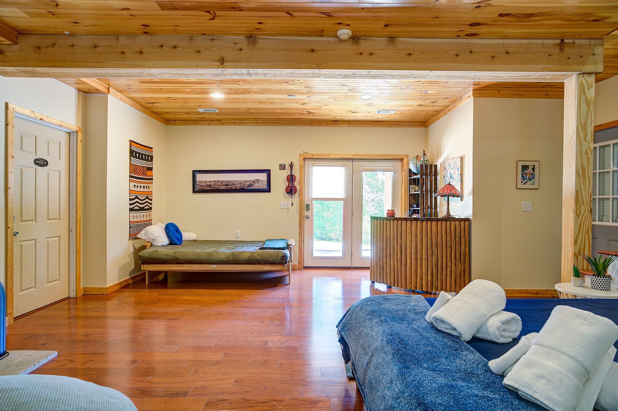 3 makuuhuonetta, silitysrauta/-lauta, ilmainen Wi-Fi, vuodevaatteet