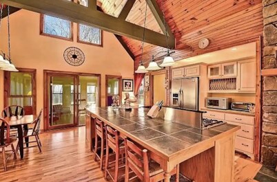 ✶Appalachian Mt Cabin, Mt Views, 3BR 3BA, Fiber Wifi, Family, Hiking, Waterfalls
