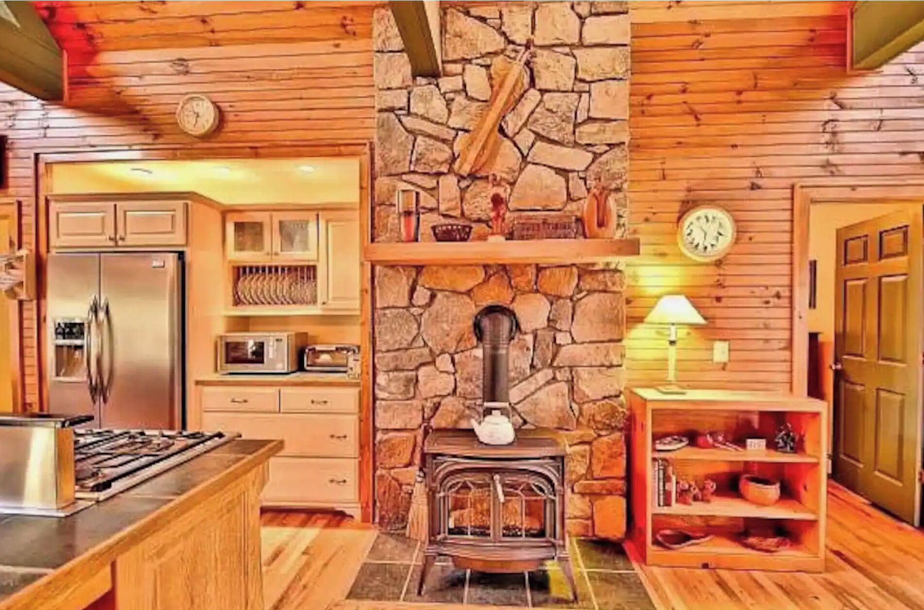 Jääkaappi, mikroaaltouuni, uuni, liesi