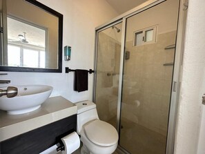 Shower, towels - Hotel Las Palmas Puerto Morelos (Puerto Morelos)