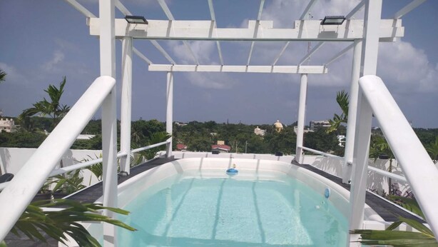 A rooftop swimming pool with a clear view of the surrounding landscape. - Hotel Las Palmas Puerto Morelos (Puerto Morelos)