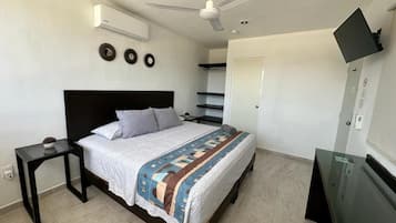 Habitación king size con balcón | Edredón, camas Select Comfort y wifi gratis