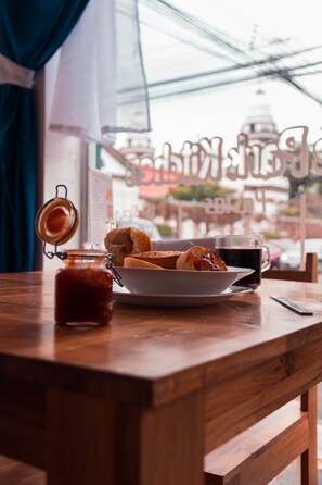 Breakfast, lunch and dinner served - Park View Hotel y Restaurante (Alajuela)