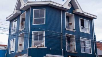 Vista frontal de la propiedad