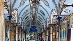 A church interior with high ceilings, ornate columns, and a central aisle leading to an altar. - Park View Hotel y Restaurante (Alajuela)